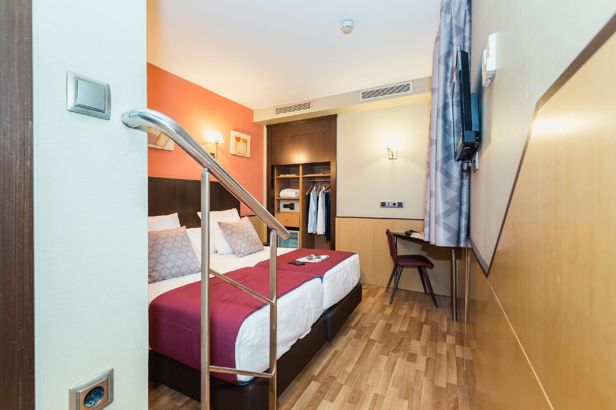 Ground Floor Small Room with Twin Bed