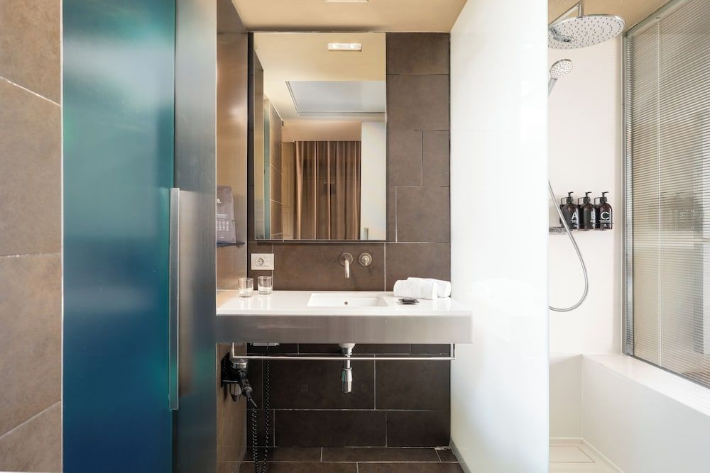 B-Hotel Standard Room 9