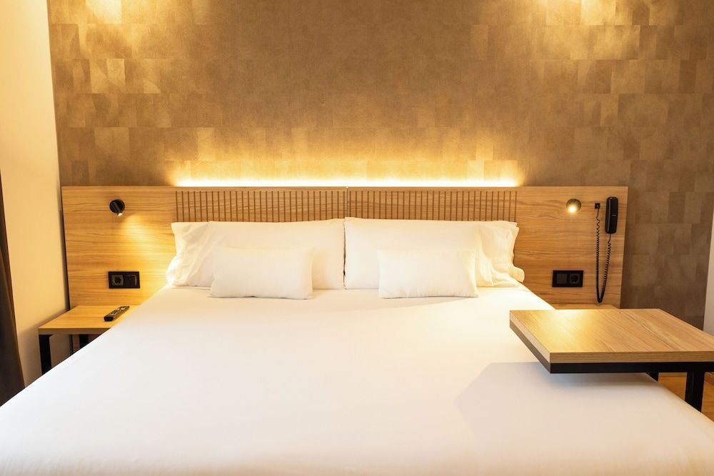 Queen or 1 Twin Room, City View, Balcony/Patio