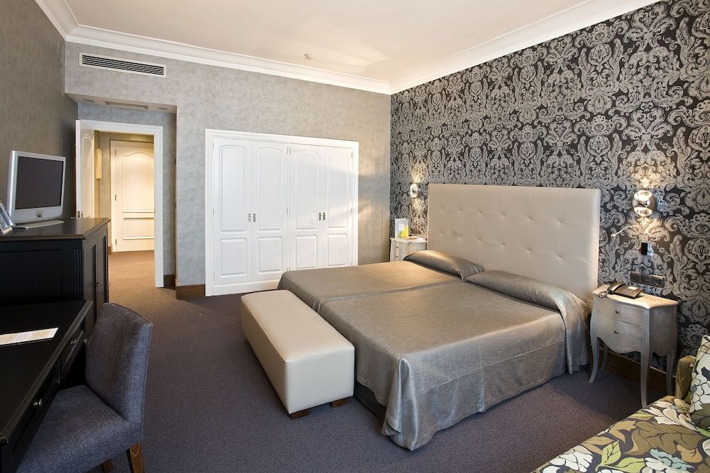 undefined Hotel Carlton 9