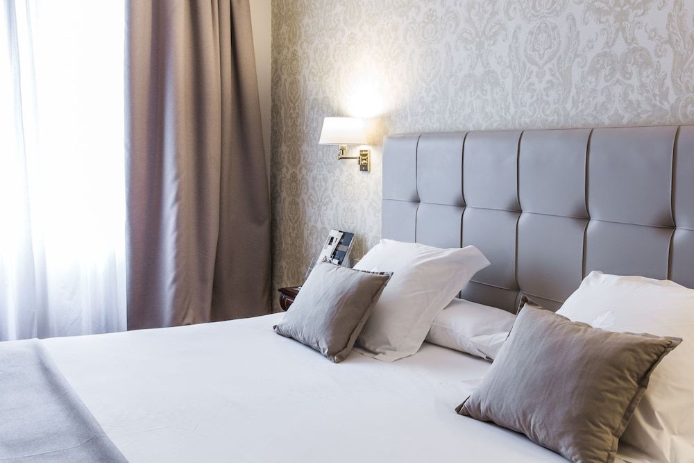 Hotel Carlton Superior Double Room Single Use, City View