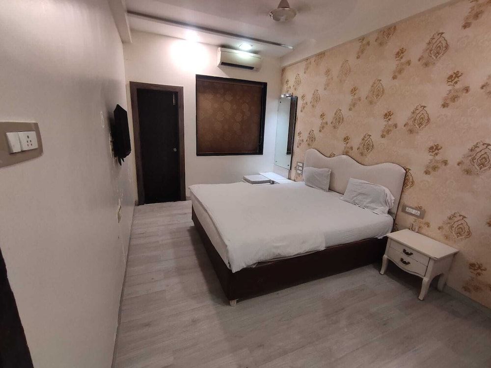 undefined HOTEL SHADES OF ROYAL 8