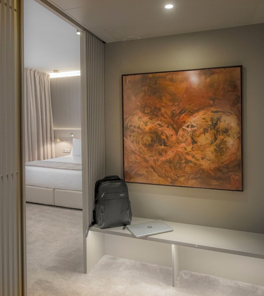 Hotel Carlemany Girona Deluxe Quadruple Room 8