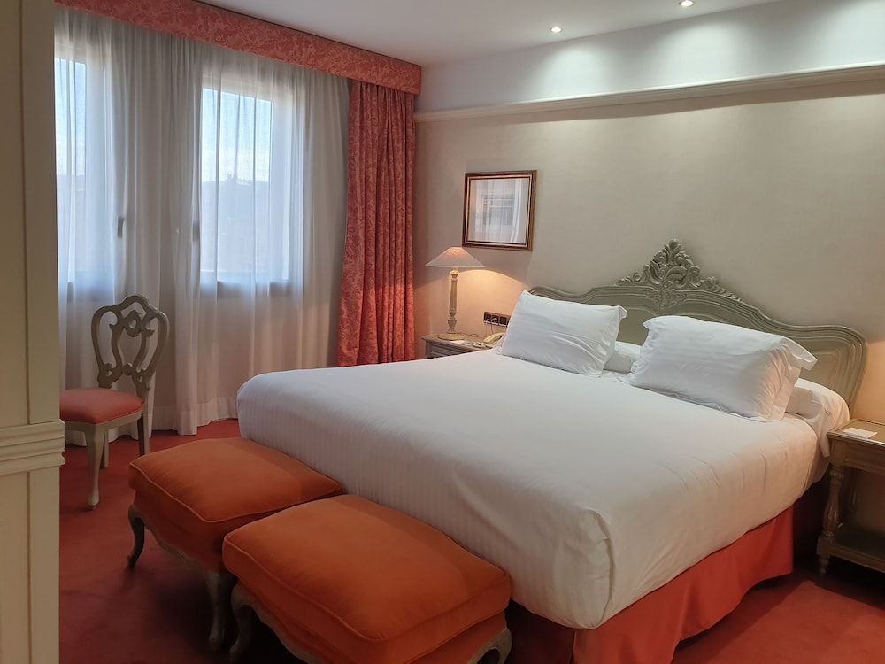 Best Western Premier CMC Girona Junior Suite, 1 King Bed, Non Smoking (Living Room) 2