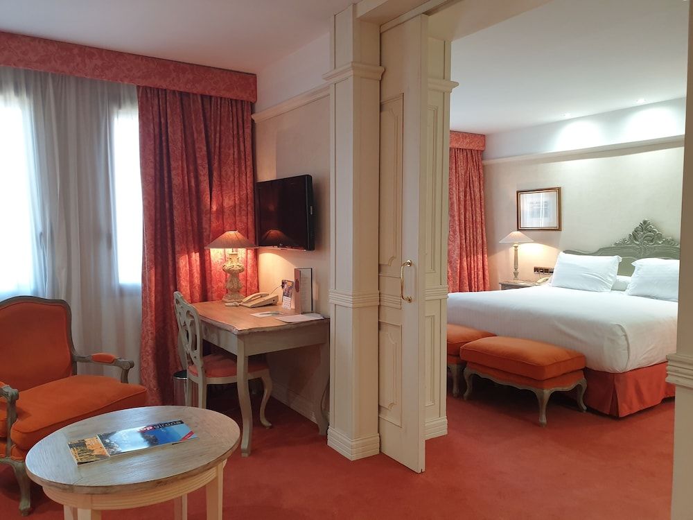 Best Western Premier CMC Girona Junior Suite, 1 King Bed, Non Smoking (Living Room) 3