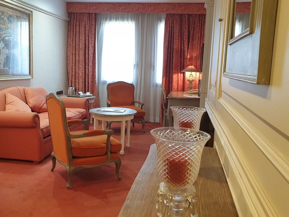 Best Western Premier CMC Girona Junior Suite, 1 King Bed, Non Smoking (Living Room) 9