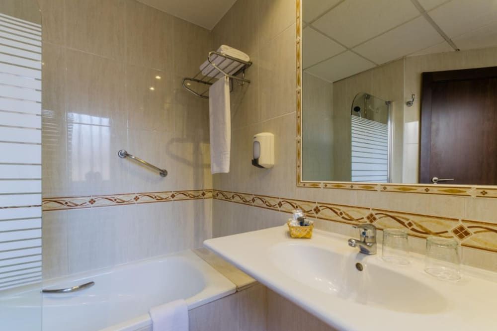 Hotel Don Juan Double Room (3 pax) 6