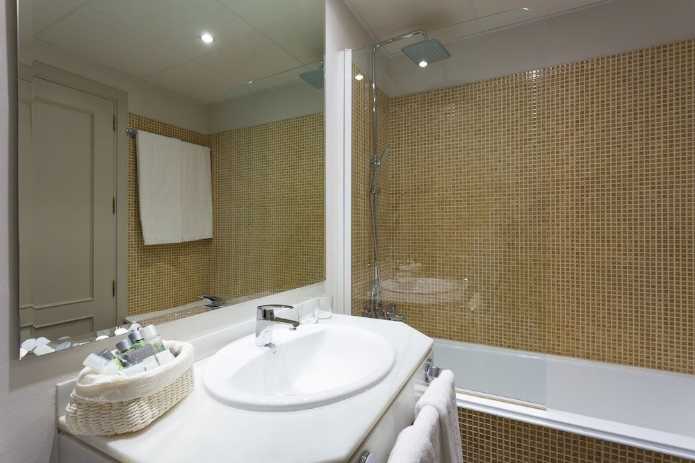 DWO Urban Granada Triple Room (2 Adults + 1 Child) 5