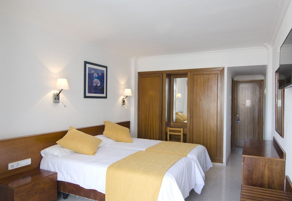 Studio (2 Adults + 1 Junior)