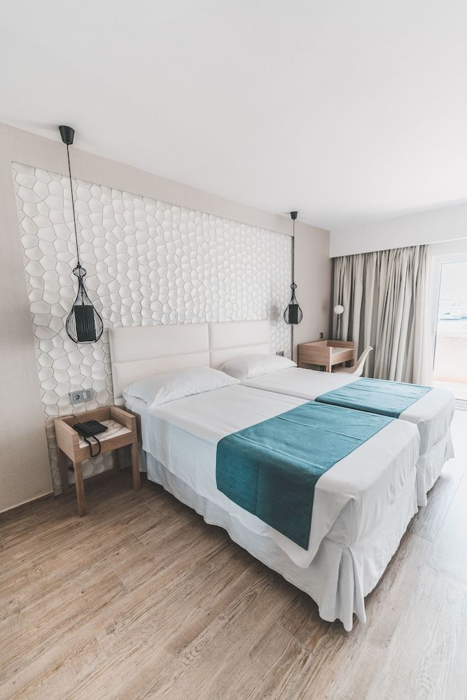 Ibiza Corso Hotel & Spa Deluxe Double Room, Sea View (Spa Access) 4