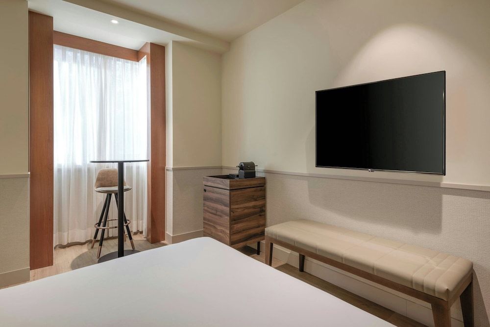 AC Hotel Los Vascos by Marriott Standard Room, 1 Queen Bed, Non Smoking 18