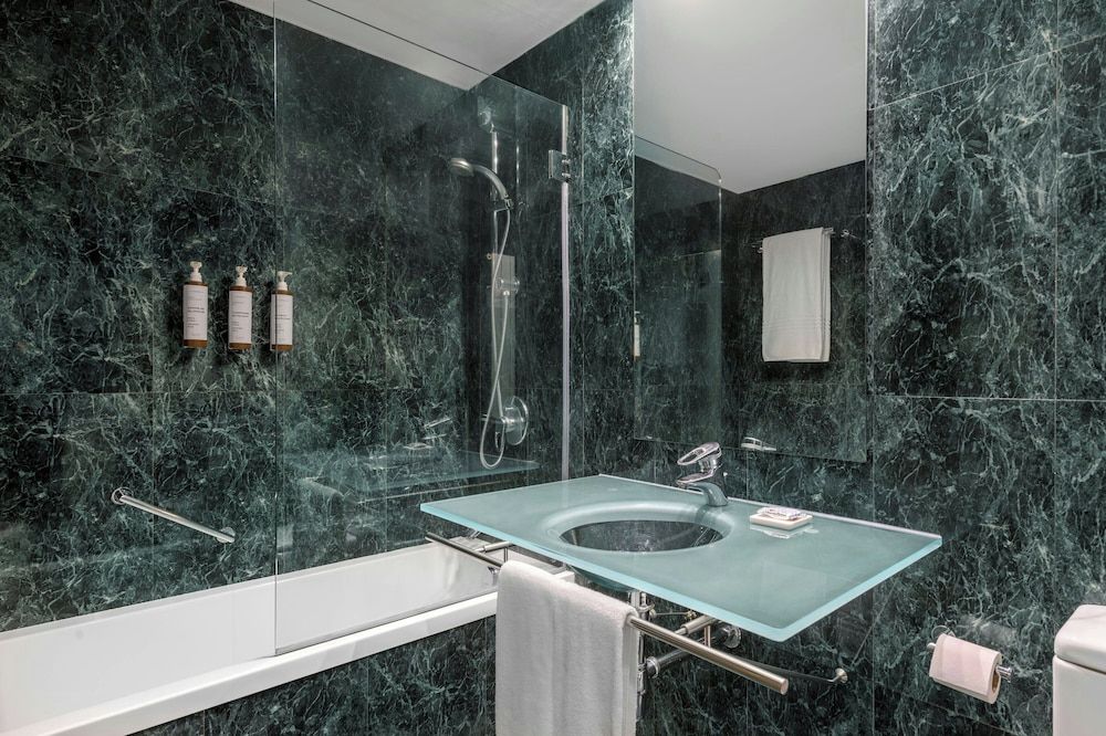 AC Hotel Los Vascos by Marriott Standard Room, 1 Queen Bed, Non Smoking 9