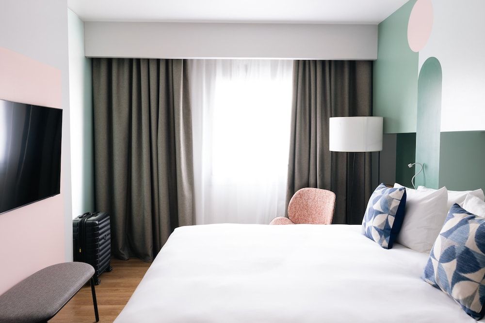 voco Madrid Retiro by IHG Standard Room, 1 Queen Bed 3