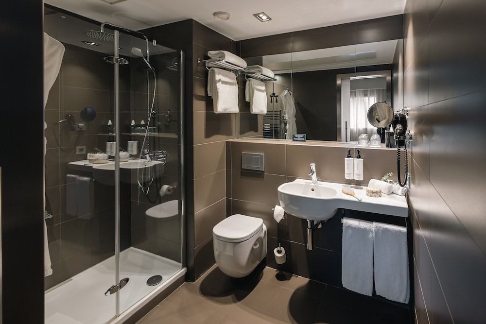 voco Madrid Retiro by IHG Standard Room, 1 Queen Bed 4