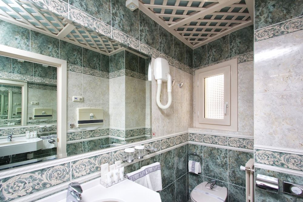 Hotel Atlantico Madrid Standard Double or Twin Room 11