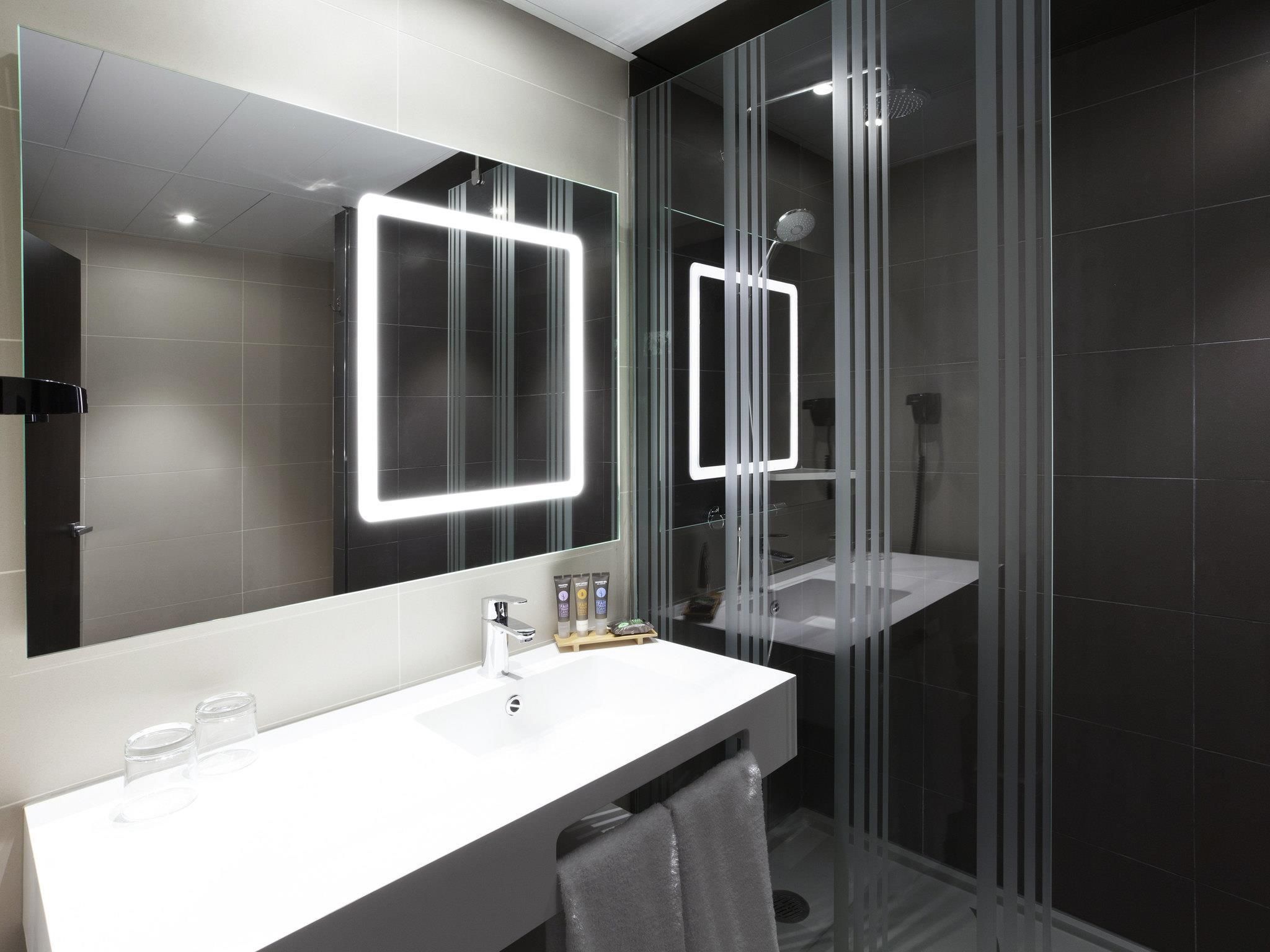 Standard room with a queen-size bed and 2 free children beds