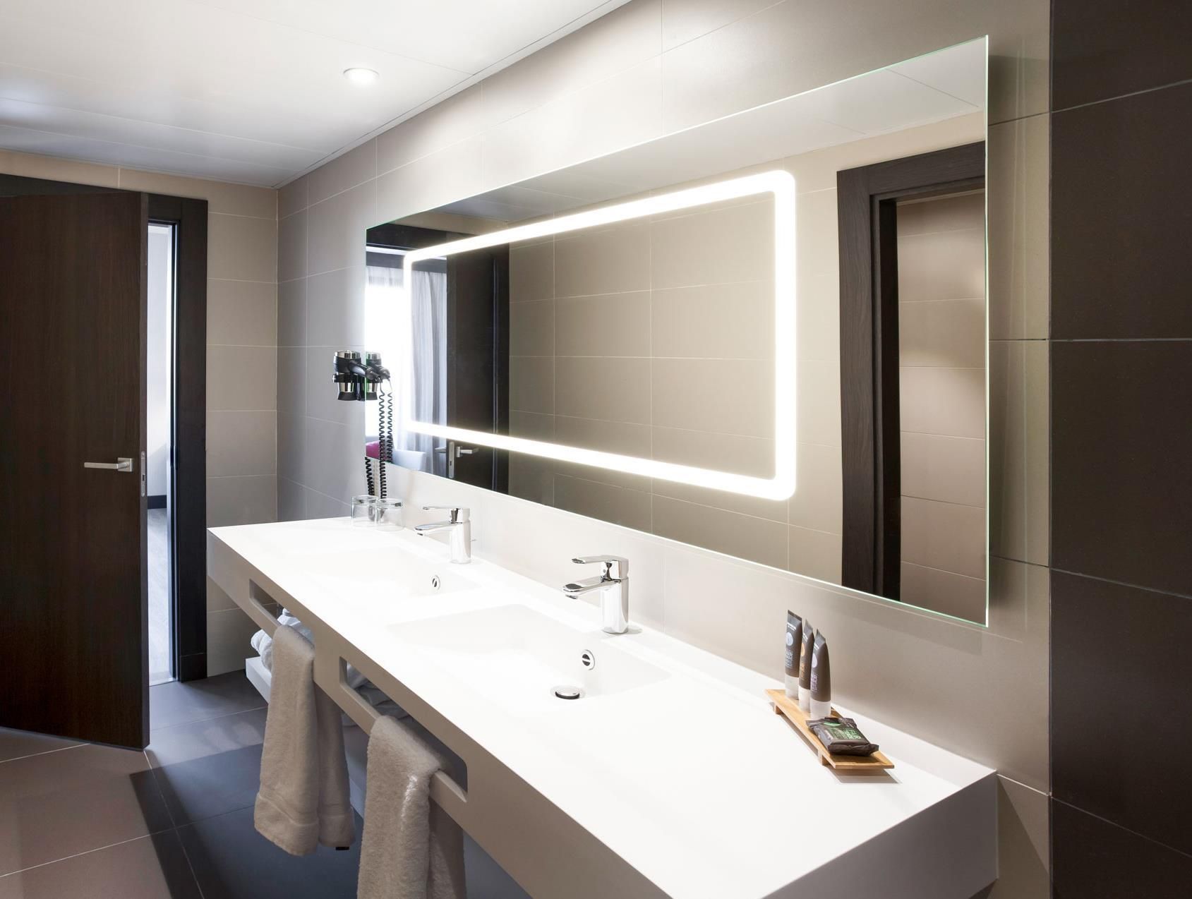 Executive Room with queen-size bed and lounge a rea