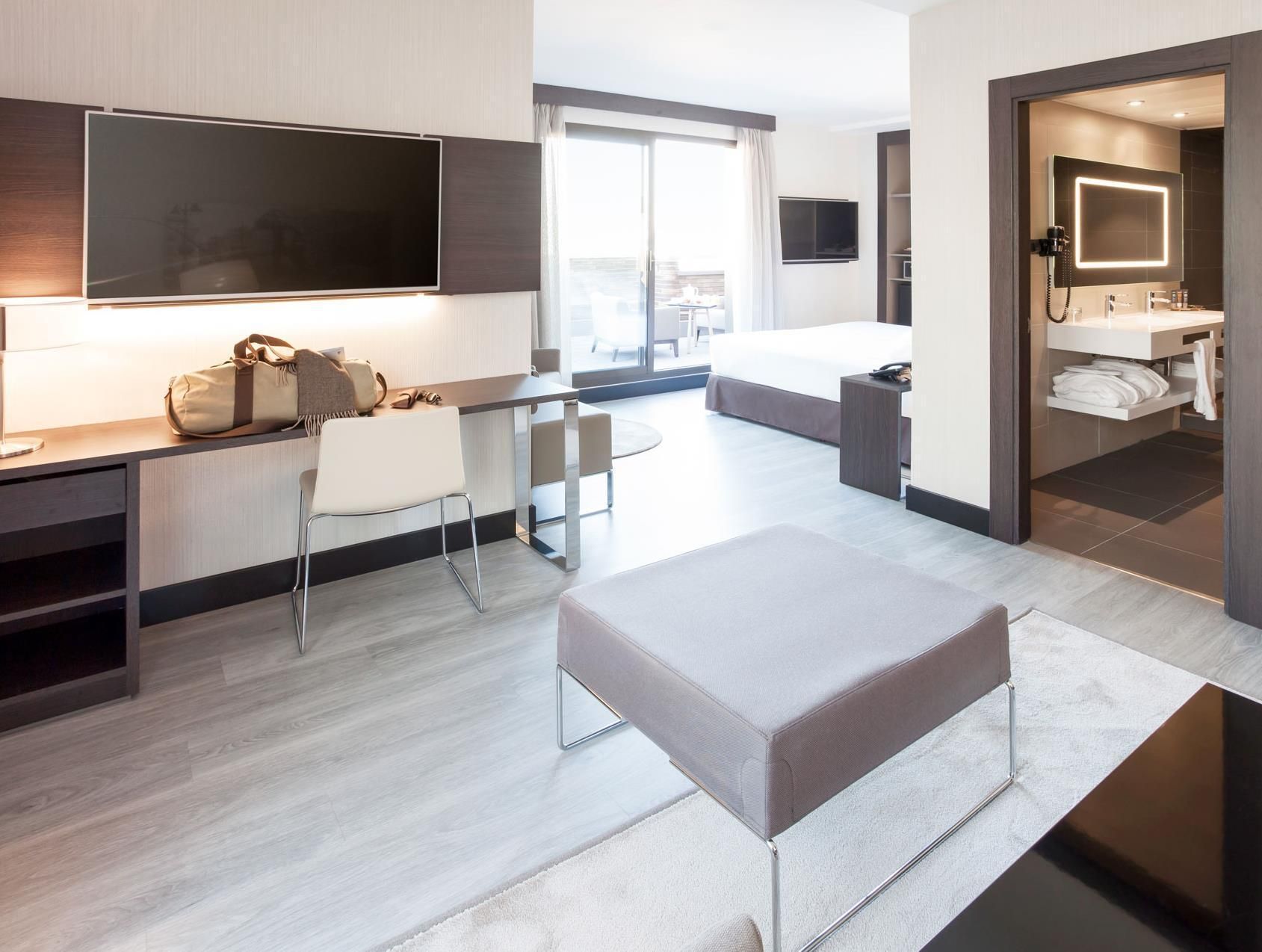 Executive Room with queen-size bed and lounge a rea