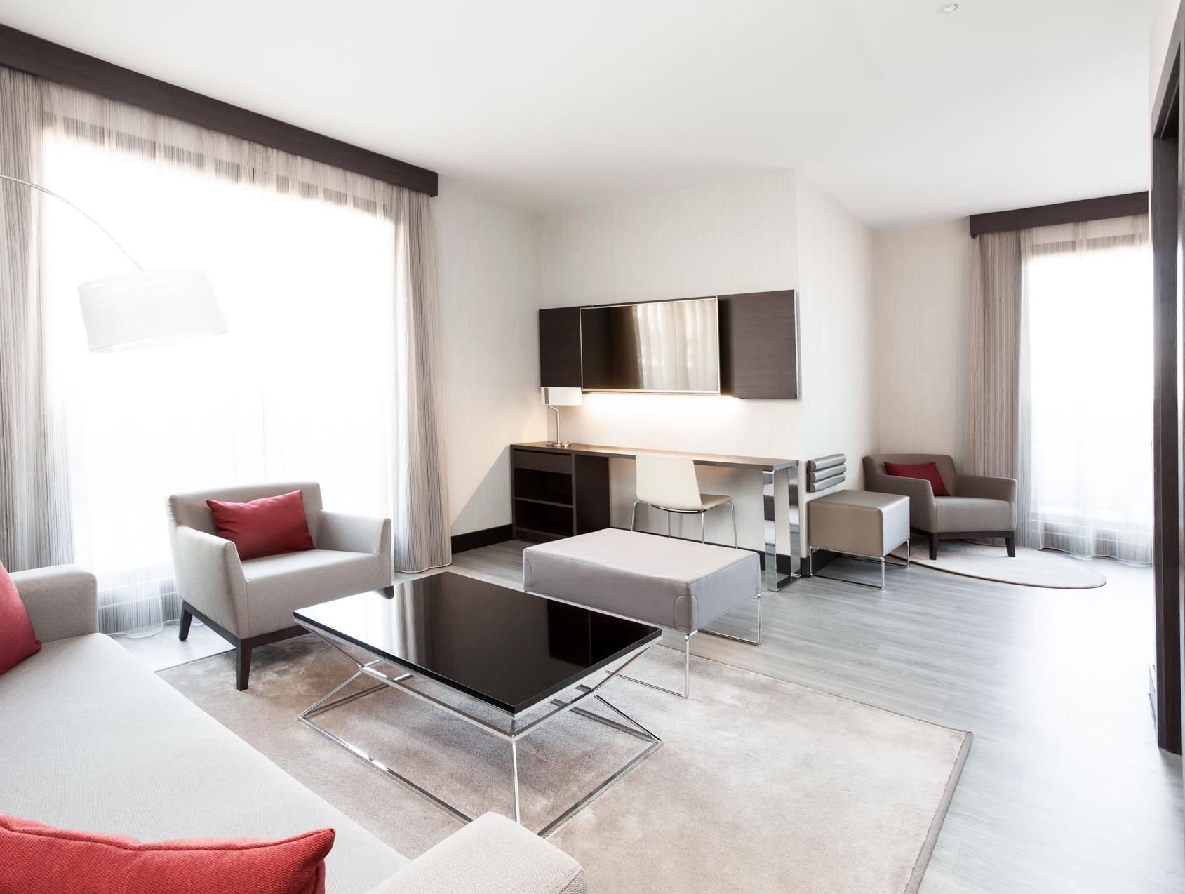 Executive Room with queen-size bed and lounge a rea