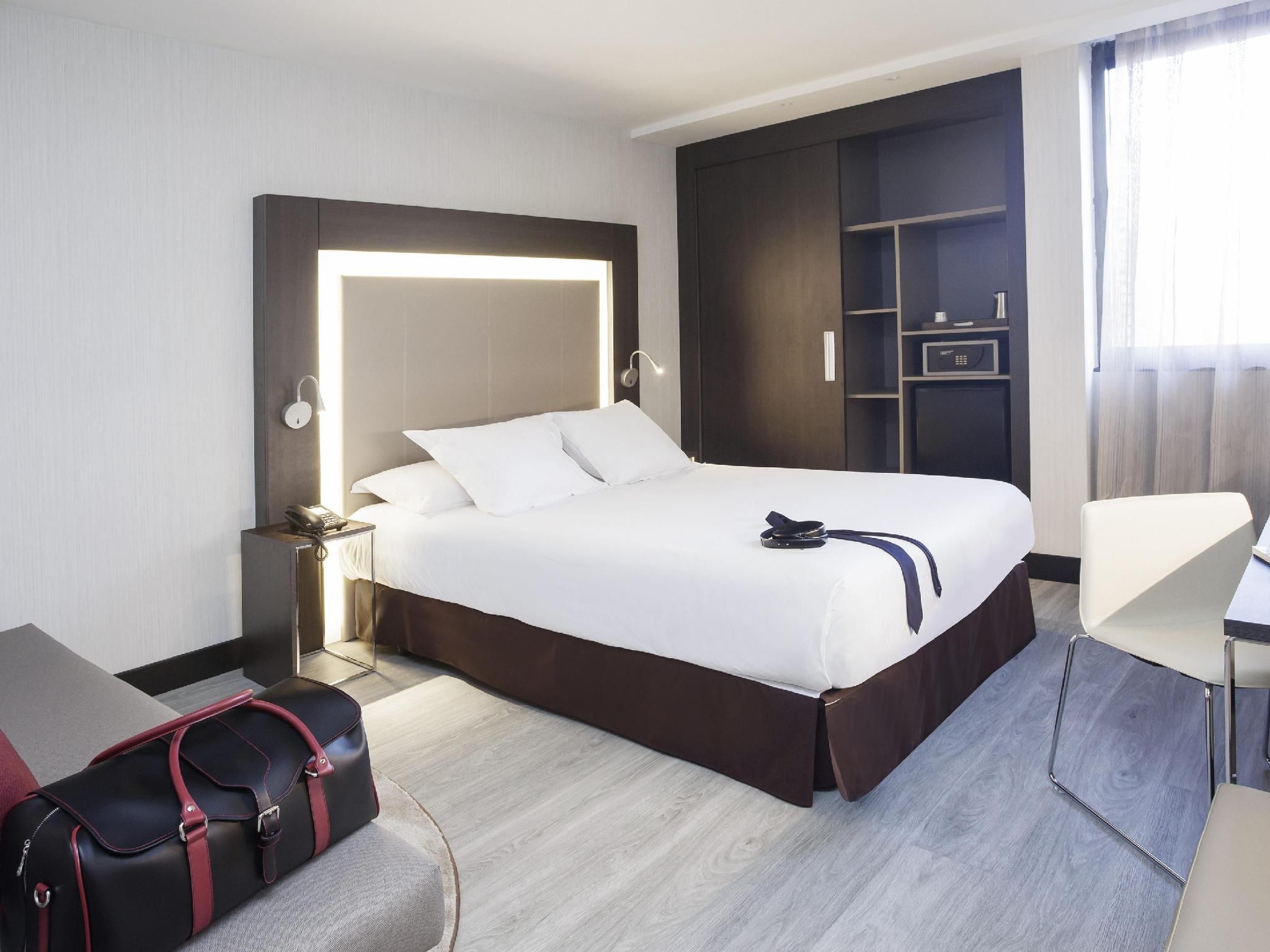 Novotel Madrid Center Standard Room with queen-size bed and sofa bed. 2