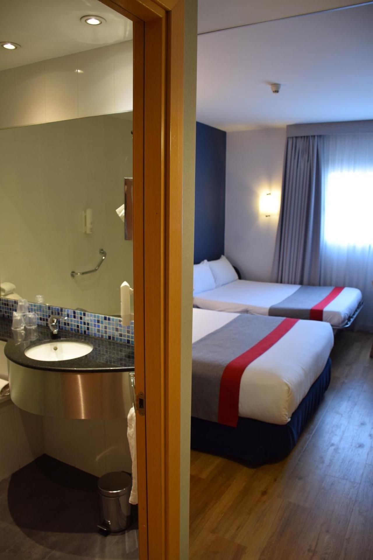 Standard Twin Room with Free Breakfast - Smoking