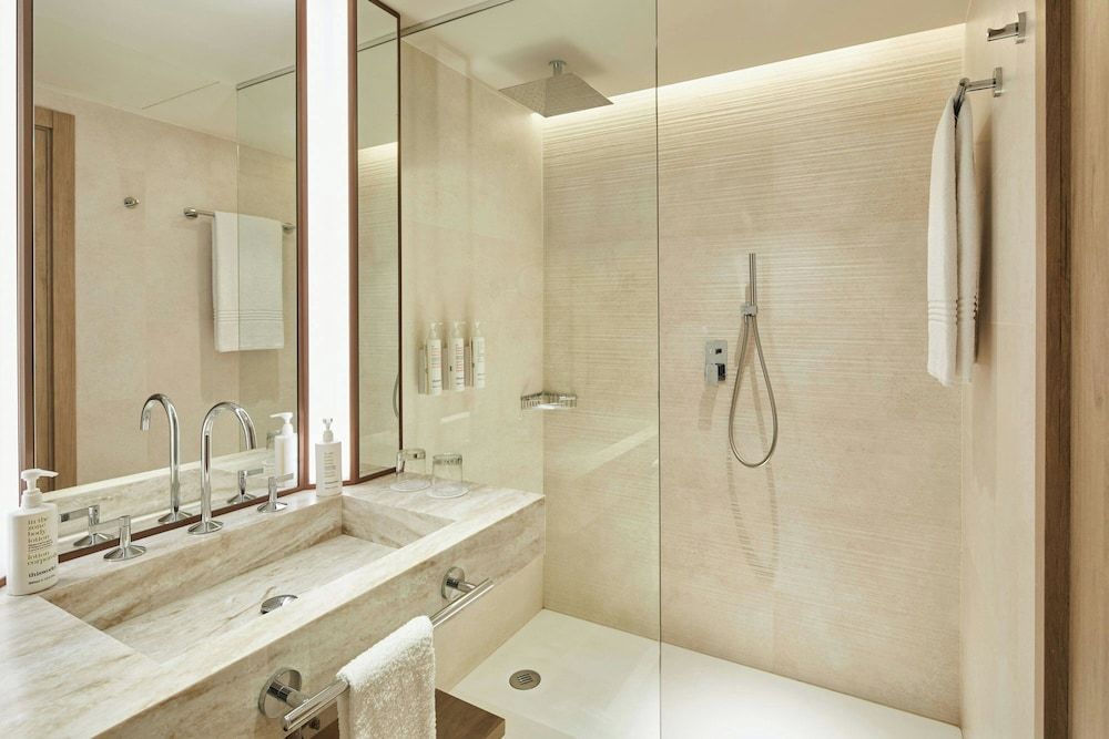 Madrid Marriott Hotel Princesa Plaza Deluxe Room, 1 King Bed 3