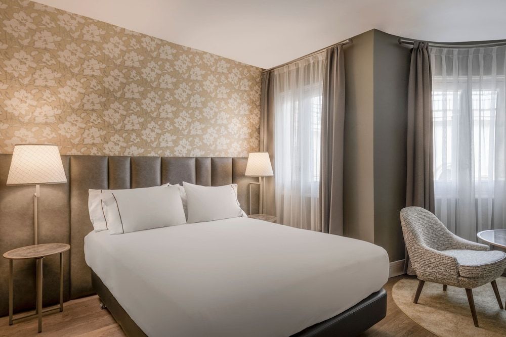 Deluxe Room, 1 Queen Bed, Non Smoking