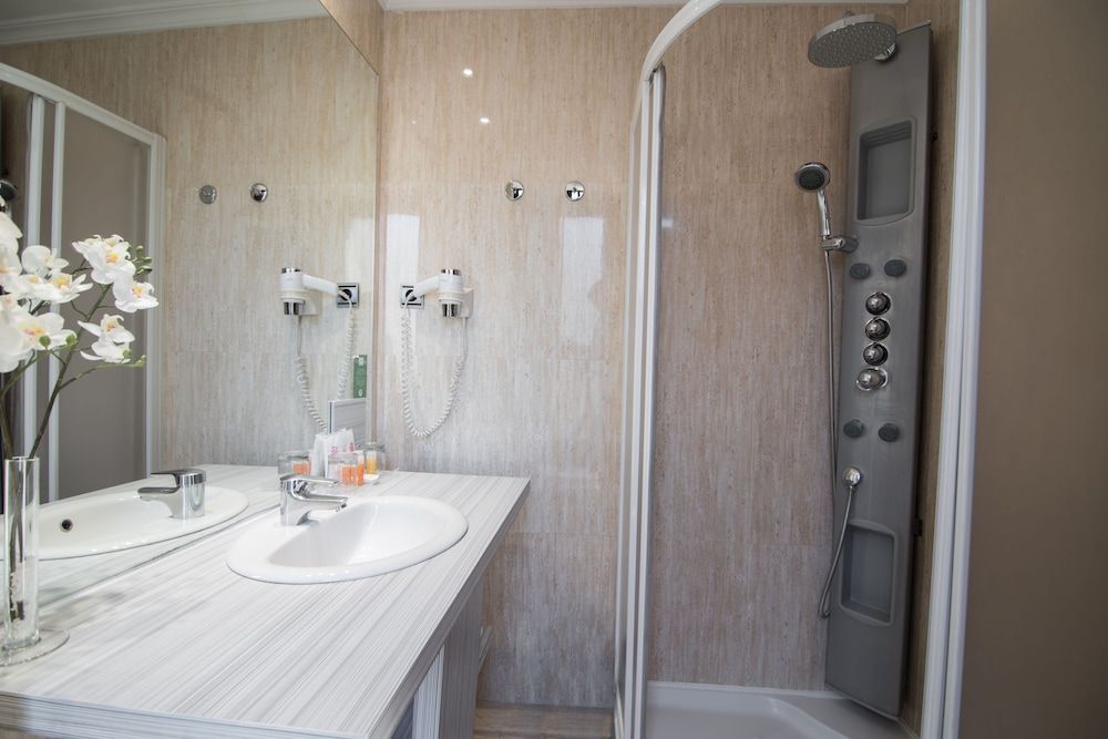 Petit Palace Preciados Quadruple Room 5