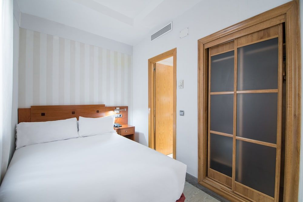 Petit Palace Preciados Basic Double Room 3