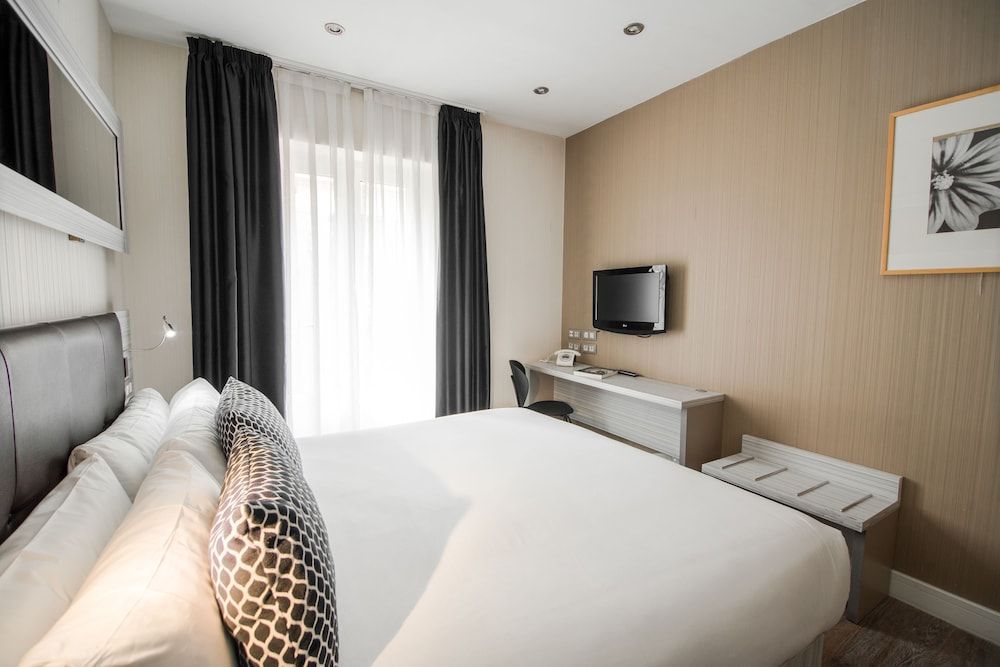 Petit Palace Puerta del Sol Standard Double Room 6