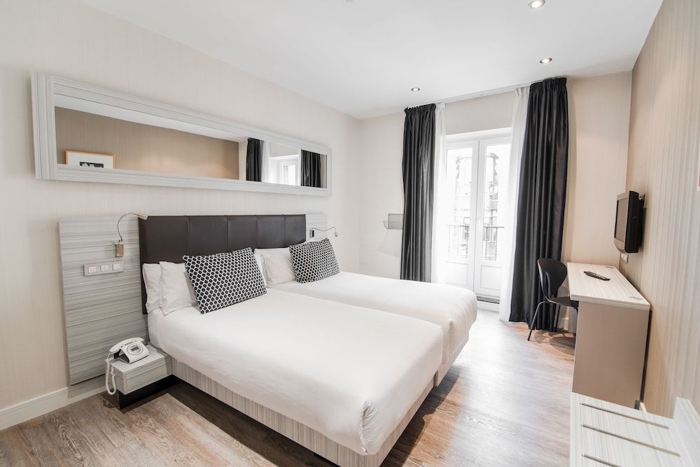 Petit Palace Puerta del Sol Standard Double Room 4