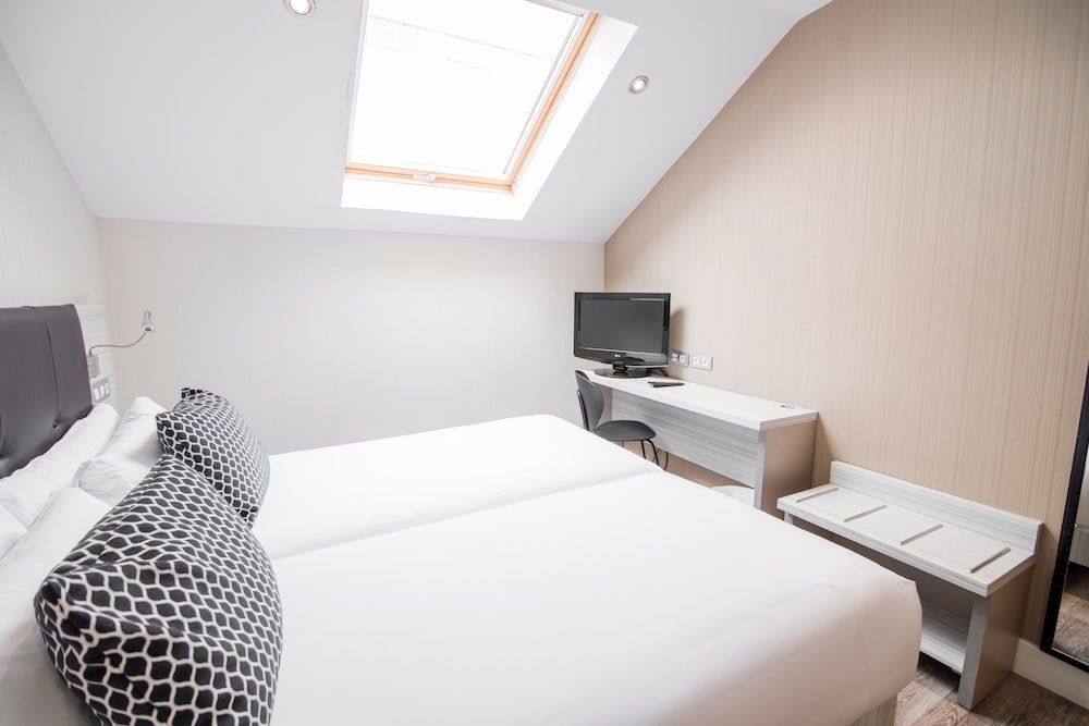 Petit Palace Puerta del Sol Standard Double Room 5