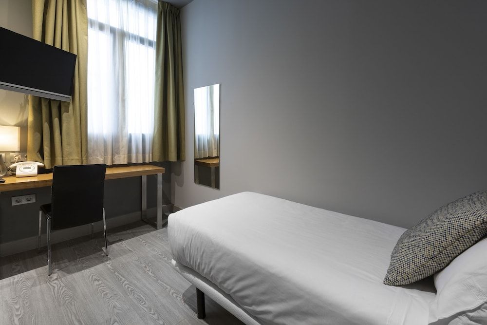 undefined Petit Palace Tres Cruces 8