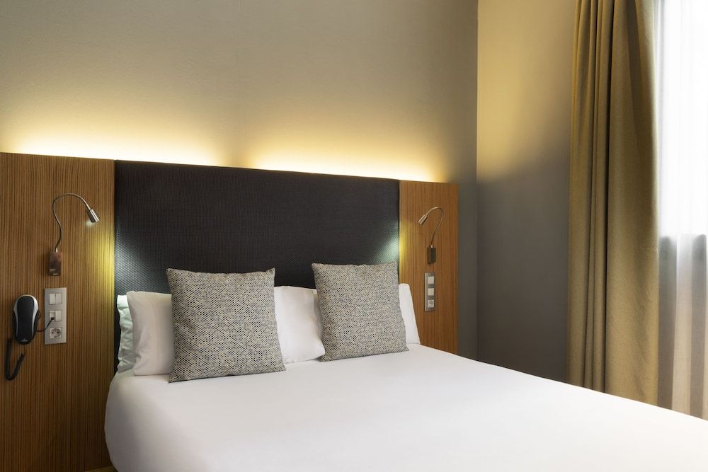 Petit Palace Tres Cruces Basic Double Room 4