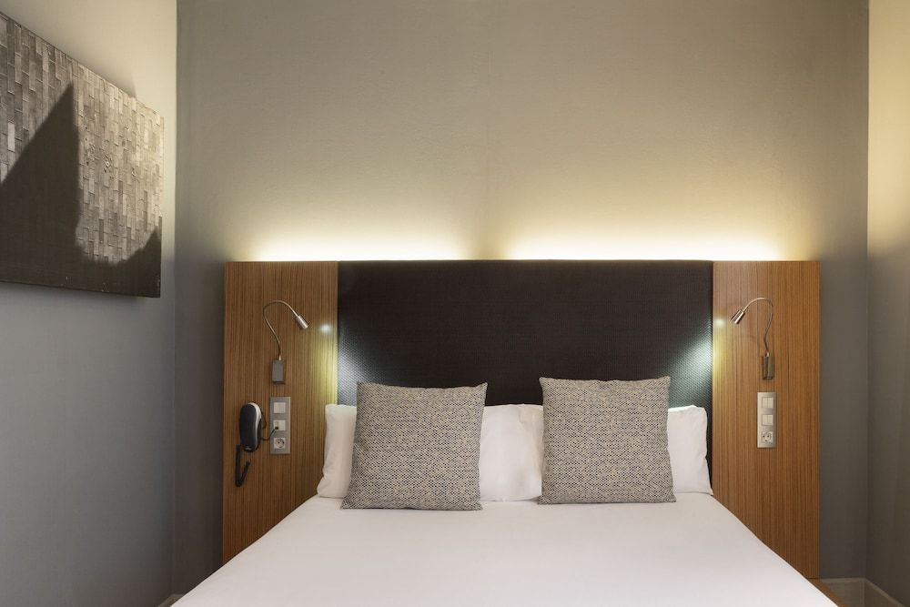 Petit Palace Tres Cruces Basic Double Room 5