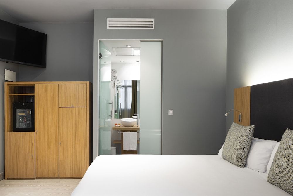 Petit Palace Tres Cruces Basic Double Room 3