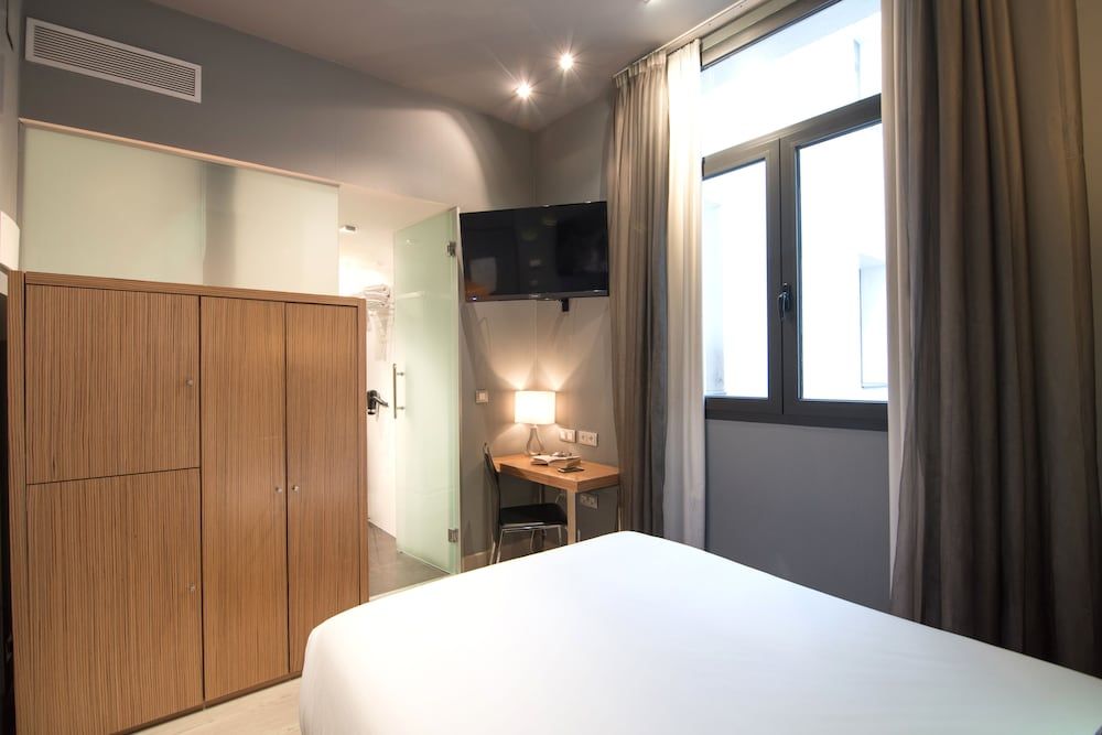 Petit Palace Tres Cruces Basic Double Room 9