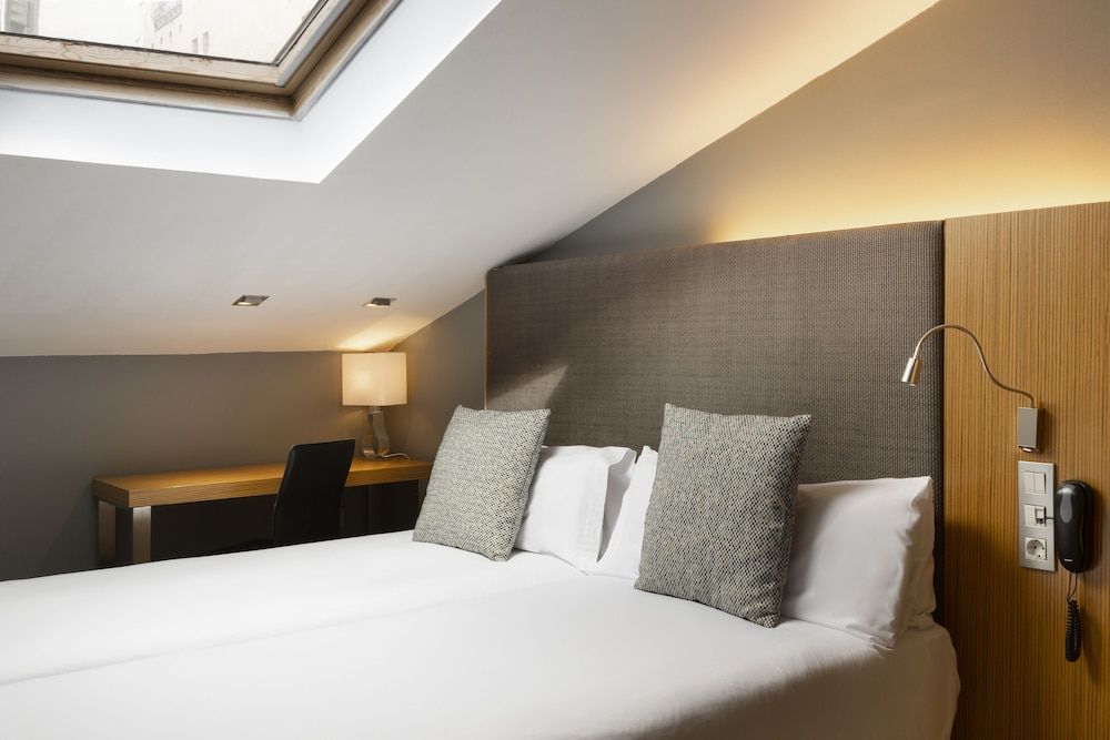 Petit Palace Tres Cruces Basic Double Room 2