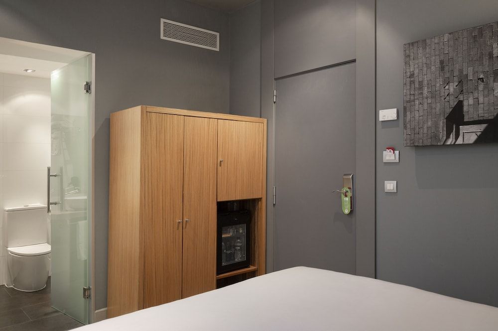 Petit Palace Tres Cruces Basic Double Room 8