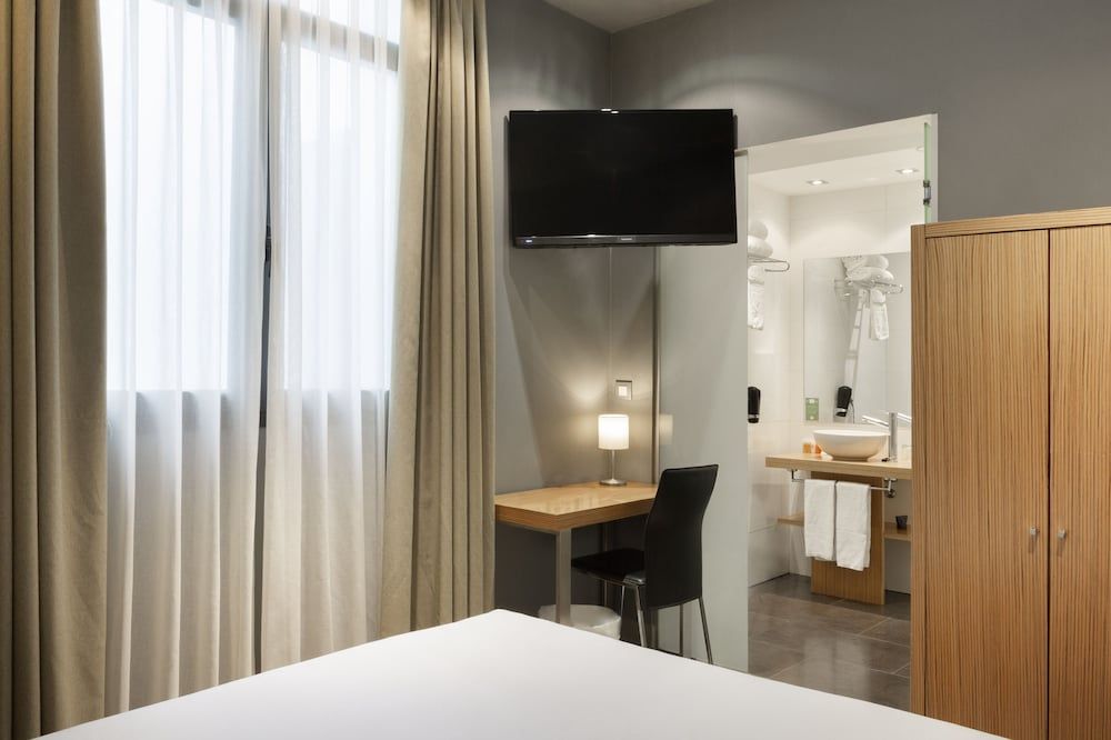 Petit Palace Tres Cruces Basic Double Room 7