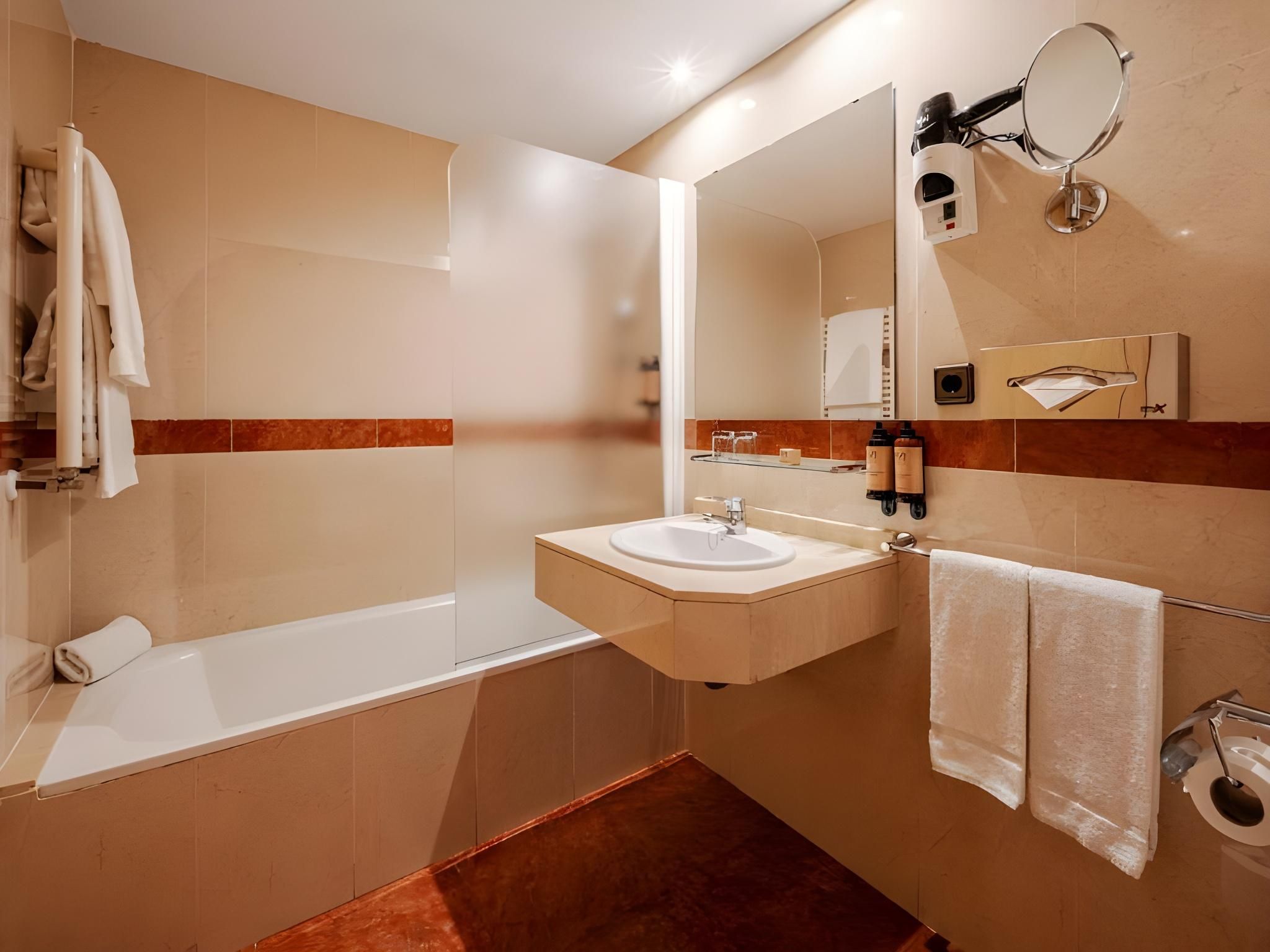 undefined Hotel Luze Castellana 10