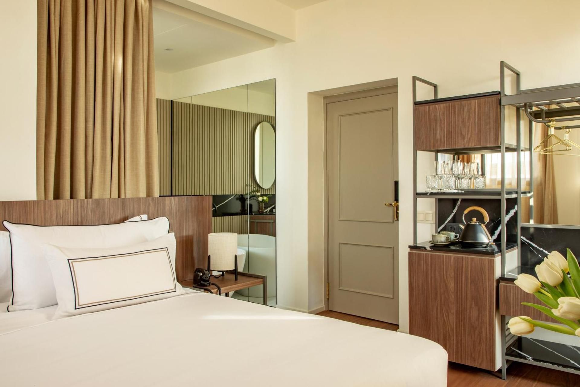 The Artist Junior Suite with Terrace and Roof Views