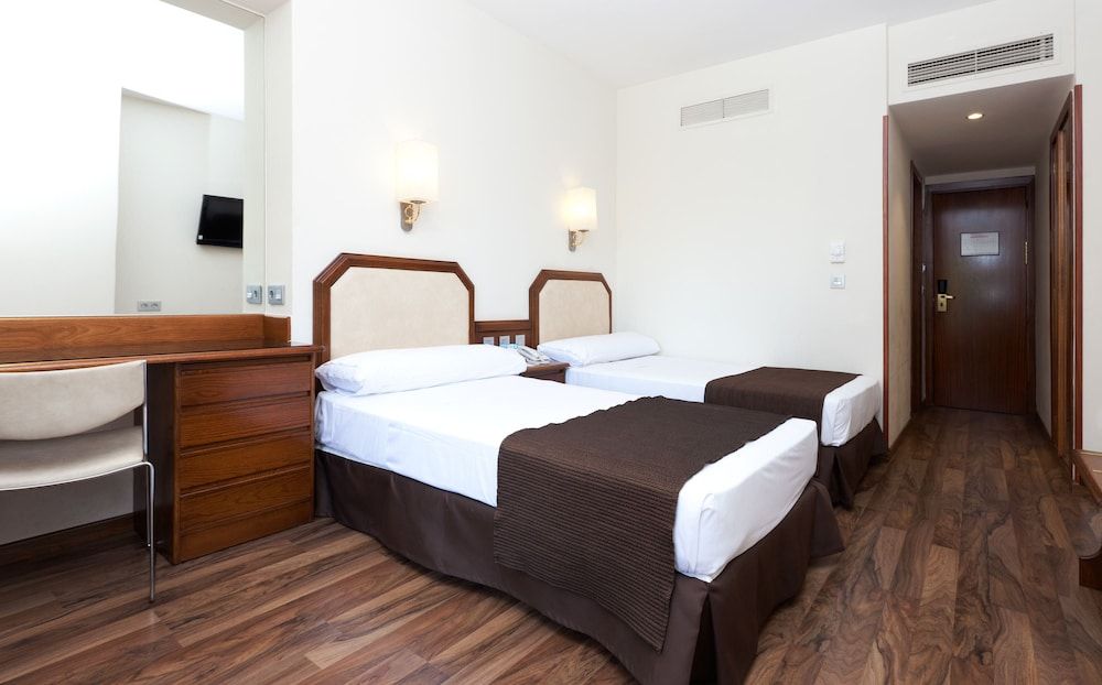 Senator Barajas Hotel Double Room, 2 Twin Beds 3