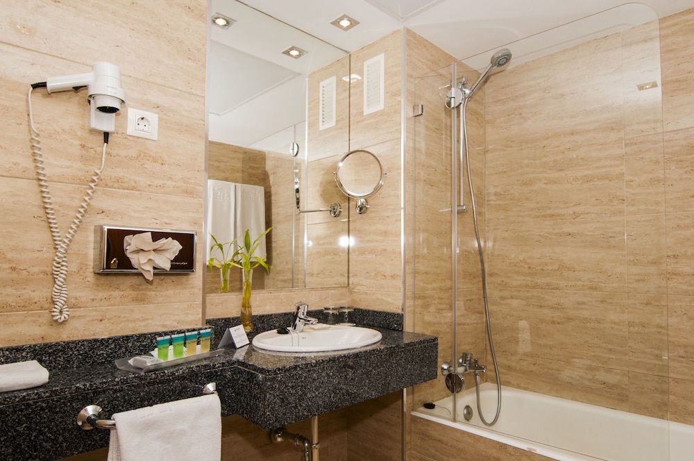 Senator Barajas Hotel Double Room, 2 Twin Beds 5