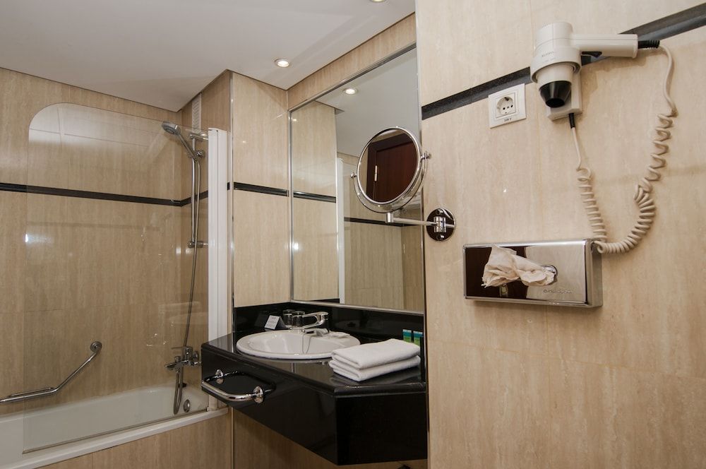 Senator Barajas Hotel Double Room, 2 Twin Beds 4