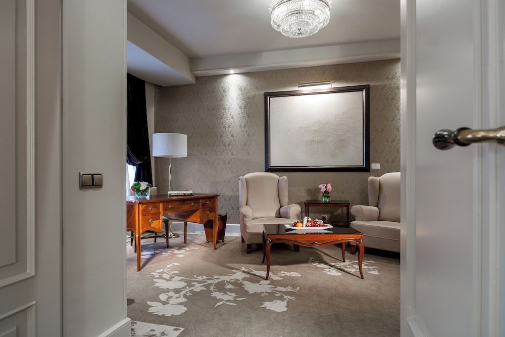 Wellington Hotel & Spa Madrid Suite Courtyard The Wellington Club Access 3