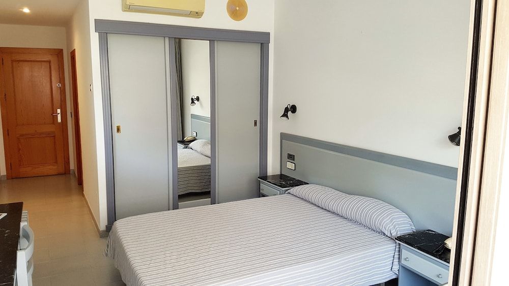 Economy Room, Balcony