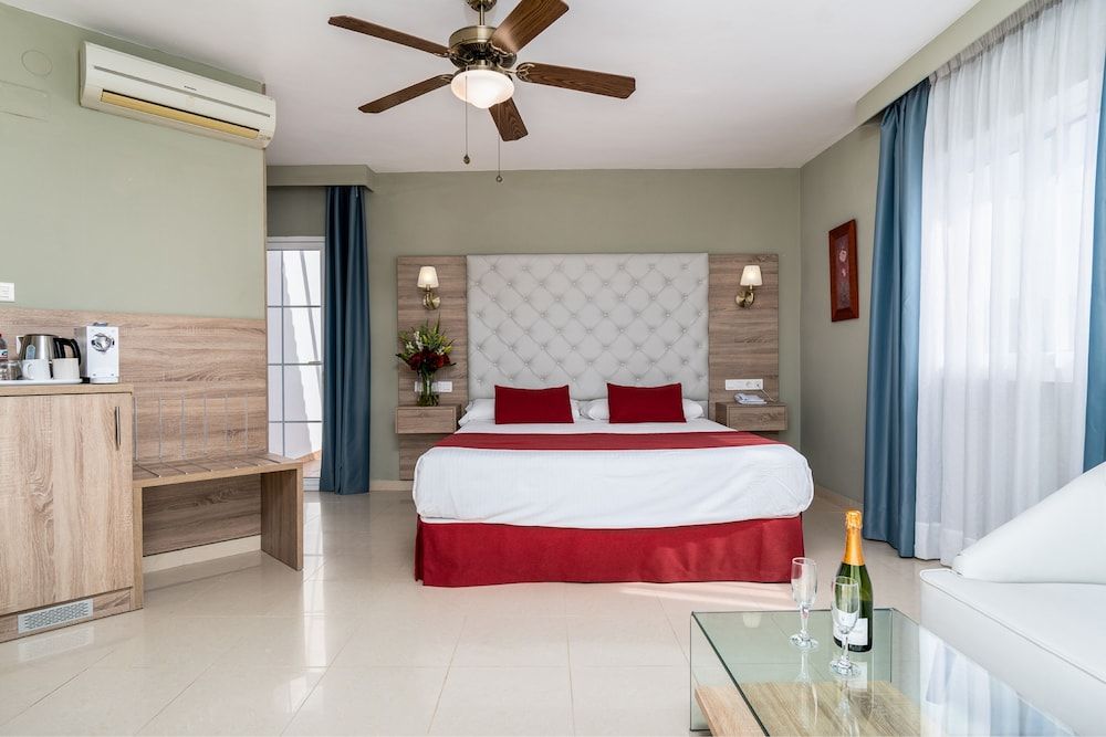 Hotel Los Arcos Superior Room, Terrace, Partial Ocean View 9