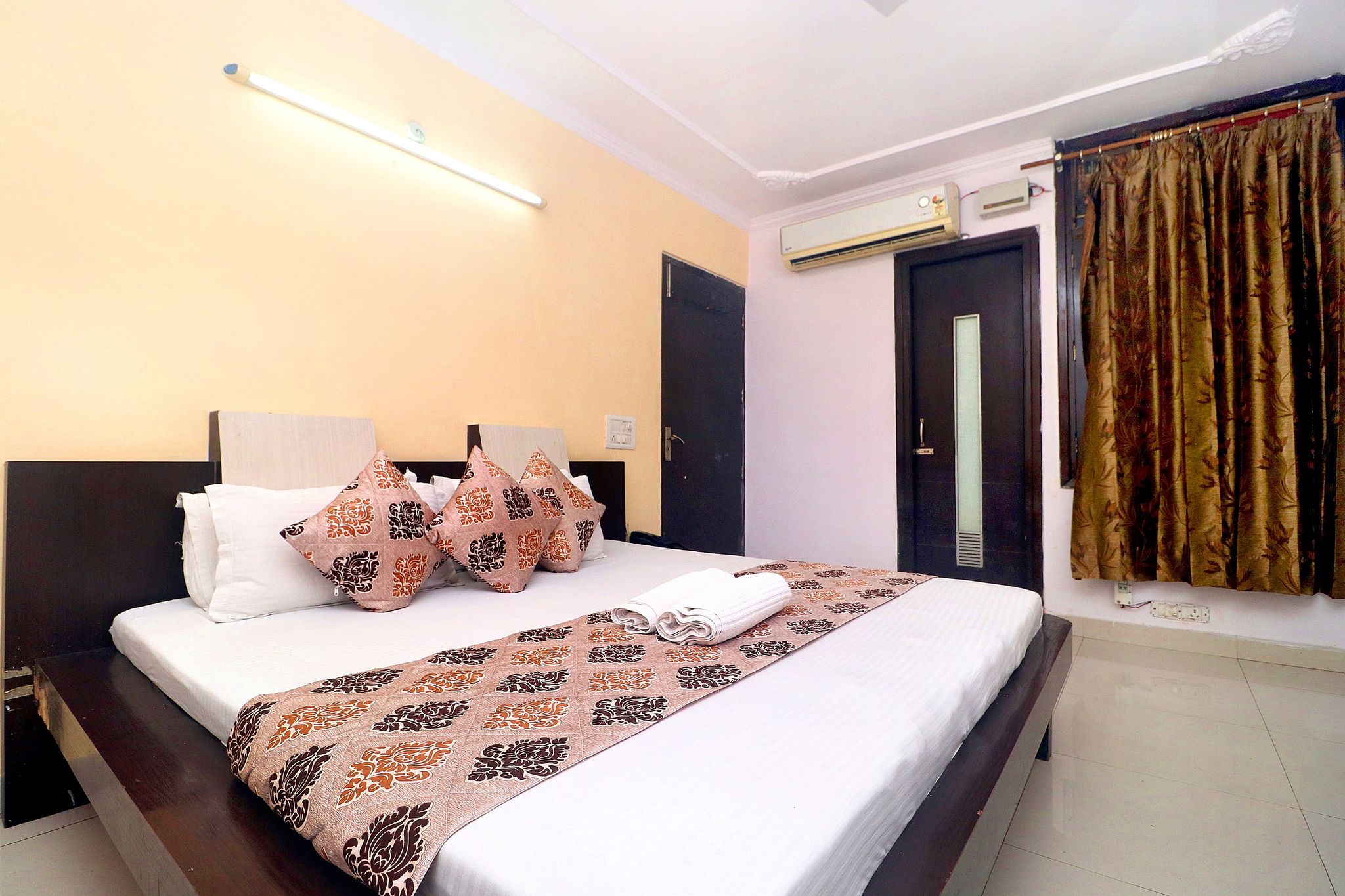Gurjeet Hotel by Naavagat Standard AC room