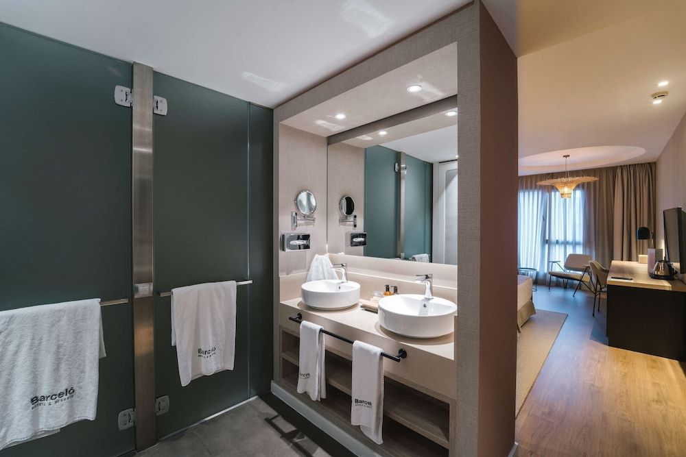 Barceló Oviedo Cervantes Room (2x2 Family Room) 6